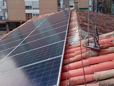 Somontano coloca en su sede 54 placas solares