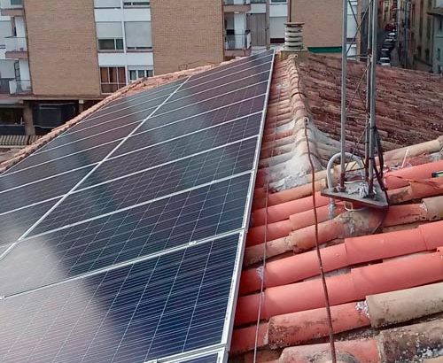 Somontano coloca en su sede 54 placas solares